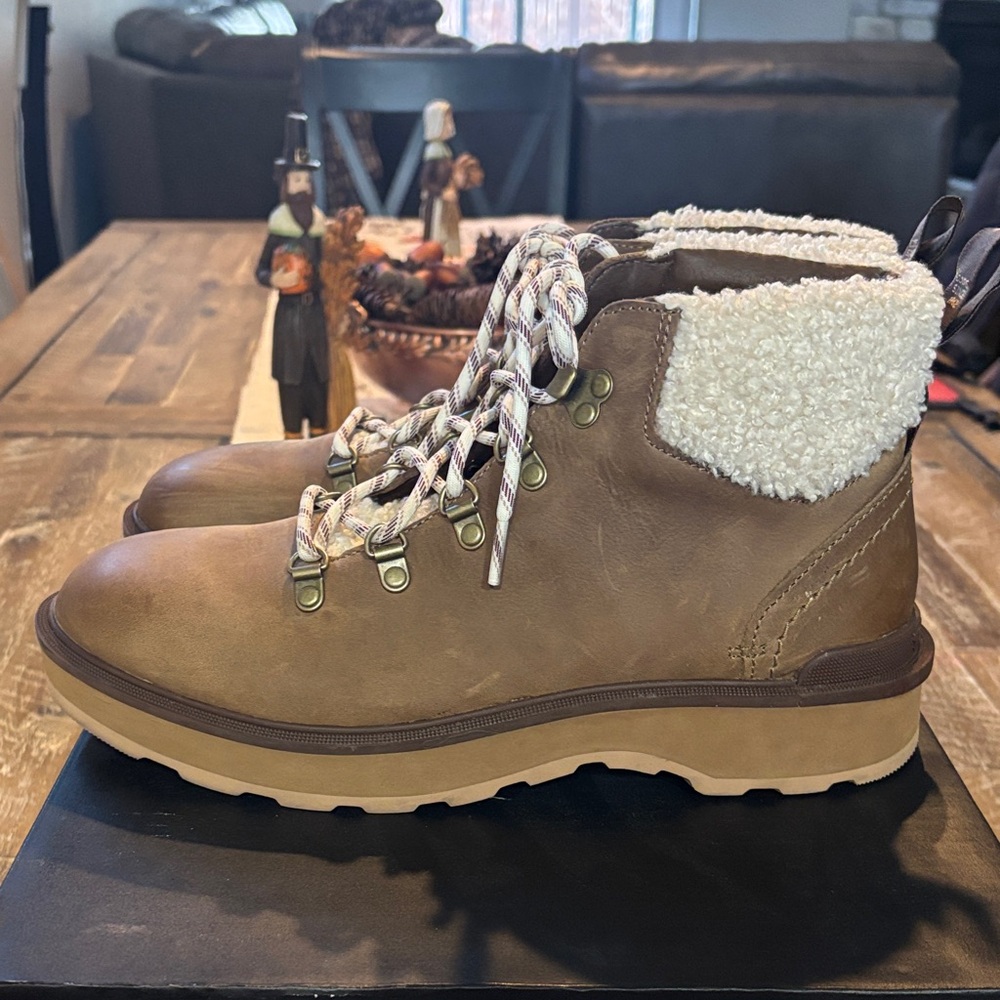 Women’s Sorel Waterproof booties, like new. Size 10.5 - Picture 2 of 6